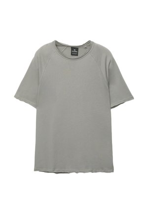 Svetlo šedé tričko s krátkym rukávom a okrúhlym výstrihom, raglánové rukávy a rovný lem. Hladká textúra s jemnými švovými detailmi.