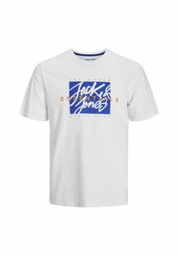 Witte katoenen T-shirt met een blauw rechthoekig grafisch ontwerp waarop de tekst "Jack & Jones Essentials" in wit en oranje staat, met een ronde hals.