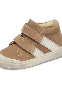 Sneaker alta in suede beige con accenti a strisce bianche, dotata di due fasce in Velcro e una suola in gomma testurizzata. Interno morbido.