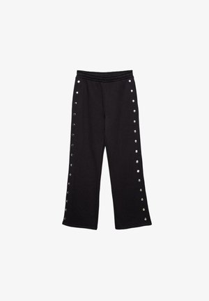 Čierne tepláky s textúrovanou látkou, vybavené patentkami po vonkajších stranách a elastickým pásom pre pohodlie.