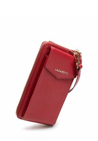 Billetera de cuero texturizado rojo para muñeca con cremallera y herrajes dorados, solapa en el bolsillo delantero y el nombre de la marca Lazarotti grabado en la parte delantera.