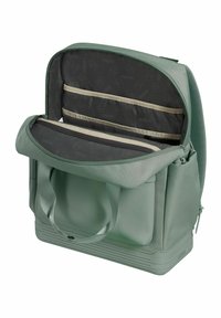 Un sac à dos vert avec une ouverture zippée, plusieurs poches intérieures et un tissu résistant ; comprend des poignées rembourrées et des accents texturés.