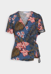 Top avvolgente in stampa floreale blu, con fiori e foglie tropicali rosa e marroni, maniche corte e dettaglio con fiocco laterale.