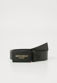Svart lærbelte med en rektangulær spenne med gull "JUST CAVALLI MILANO" merke, glatt tekstur og klassisk design.