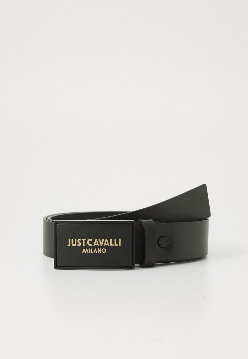 Svart lærbelte med en rektangulær spenne med gull "JUST CAVALLI MILANO" merke, glatt tekstur og klassisk design.