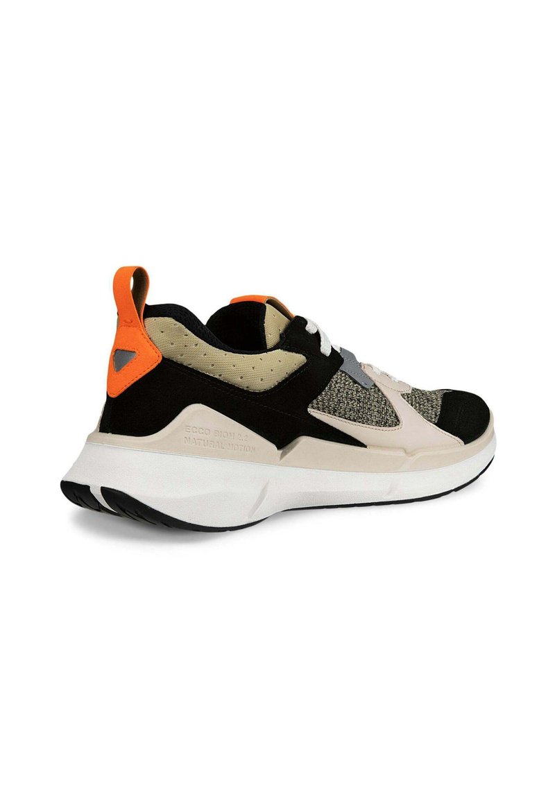 Schwarzer, brauner und grauer Sneaker mit Obermaterial aus Mesh und Leder, weißer Zwischensohle, strukturierten Akzenten und einer auffälligen orangen Schlaufe.