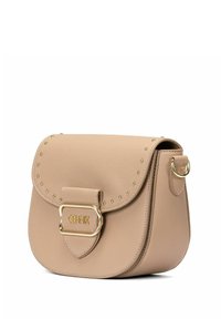 Beżowa skórzana torba na ramię z zaokrągloną klapą, złotymi akcentami, gwoździami wzdłuż krawędzi oraz wyraźnym zapięciem na klamrę.