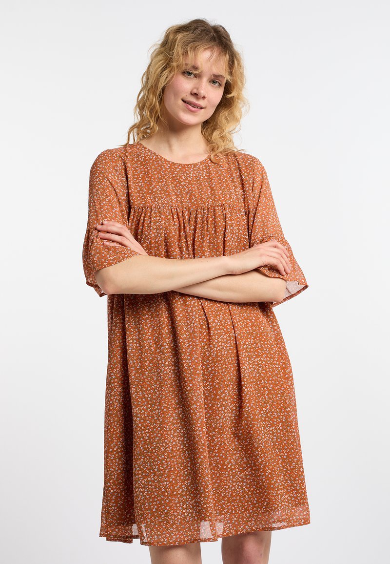 Vloeiende, korte mouwen jurk in oranje met kleine witte bloemenpatronen, geplooide lijfje en een losse silhouet, gemaakt van lichtgewicht stof.