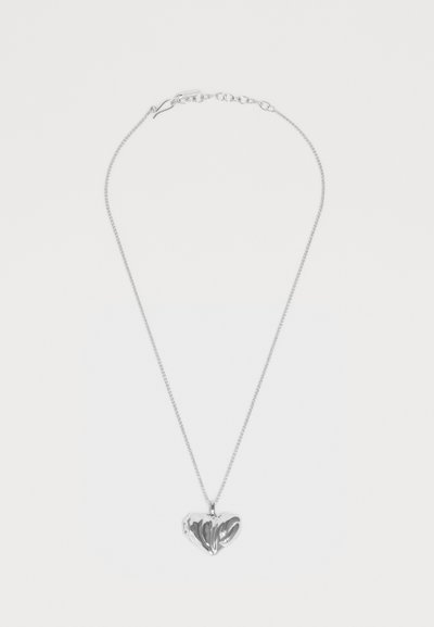 Collana con pendente a forma di cuore in argento, realizzata con una catena sottile, caratterizzata da una superficie lucida e un design delicato della chiusura.