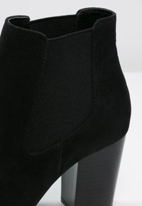 Anna Field Tronchetti - black