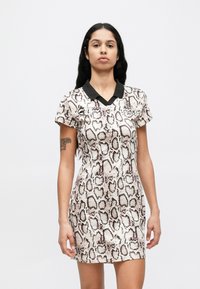 Φόρεμα με κοντά μανίκια σε σχέδιο φίδι, με μαύρο γιακά και εφαρμοστή γραμμή. Ελαφρύ ύφασμα με ομαλή υφή και διακριτική λάμψη.