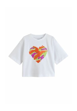 T-shirt bianca a maniche corte con un design a cuore di paillettes colorate in arancione, verde lime e viola sul davanti.