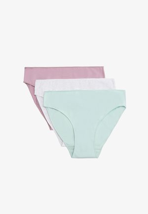 Tres prendas de ropa interior femenina sin costuras de corte bikini en tonos pastel: púrpura, gris claro y verde menta pálido, dispuestas superpuestas sobre un fondo blanco.