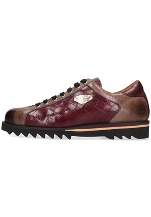 Heren sneaker in bordeaux en bruin leer, met een krokodillenstructuur, zwarte veters en een zilveren logo plaat. Stevige zwarte zool met een zigzagpatroon.