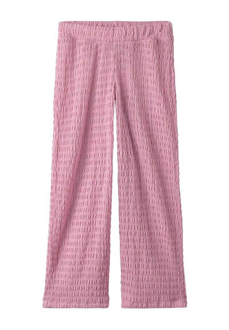 Pantalon rose pâle texturé avec un motif smocké et des jambes larges. La ceinture est élastique pour plus de confort. Le tissu semble doux et léger.