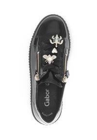 Schwarze Lackledersneaker mit dekorativer Hardware, darunter Akzente in Form einer Schildkröte, Biene und Herz. Mit Schnürverschluss und Reißverschlusselementen.