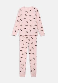 Roze pyjamaset met lange mouwen en een elastische tailleband. Versierd met een herhalend patroon van paarden in verschillende houdingen. Zachte stoftextuur.
