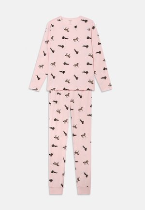 Roze pyjamaset met lange mouwen en een elastische tailleband. Versierd met een herhalend patroon van paarden in verschillende houdingen. Zachte stoftextuur.