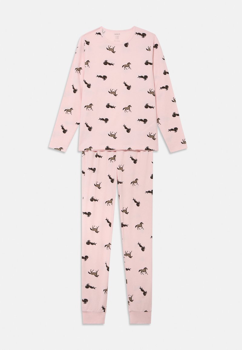 Roze pyjamaset met lange mouwen en een elastische tailleband. Versierd met een herhalend patroon van paarden in verschillende houdingen. Zachte stoftextuur.