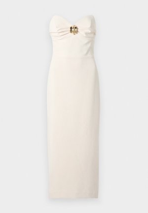Abito crema senza spalline con tessuto arr gathered al seno, caratterizzato da un dettaglio con fibbia dorata al centro e una silhouette aderente.
