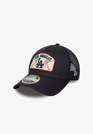 Schwarze Baseballkappe aus Mesh mit einem "Los Angeles"-Aufnäher, der zwei Silhouetten von Schlagmännern und ein "LA"-Logo auf der Vorderseite zeigt.