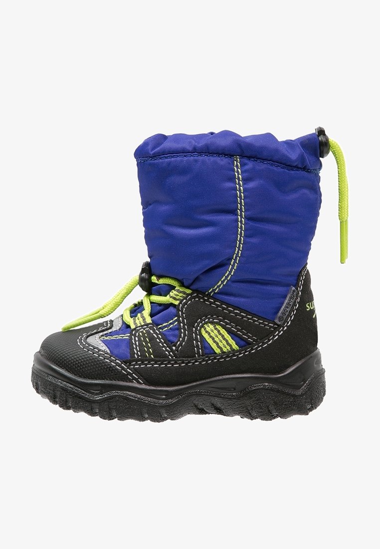 Botte d'hiver pour enfant, bleu et noire, avec des lacets jaunes, une semelle à crampons épaisse, et une fermeture par cordon de serrage en haut pour un ajustement parfait.