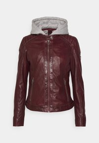 Giacca di pelle bordeaux con cappuccio grigio, caratterizzata da zip frontale e tasche, dettagli a coste sulle spalle e design aderente.