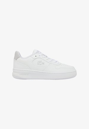 Valkoinen nahkainen tenniskenkä, jossa on sileä pinta, pyöristetty kärki, nauhakiinnitys ja hillityt harmaat yksityiskohdat kantapäässä. Lacoste-logo on kohokuvioitu.