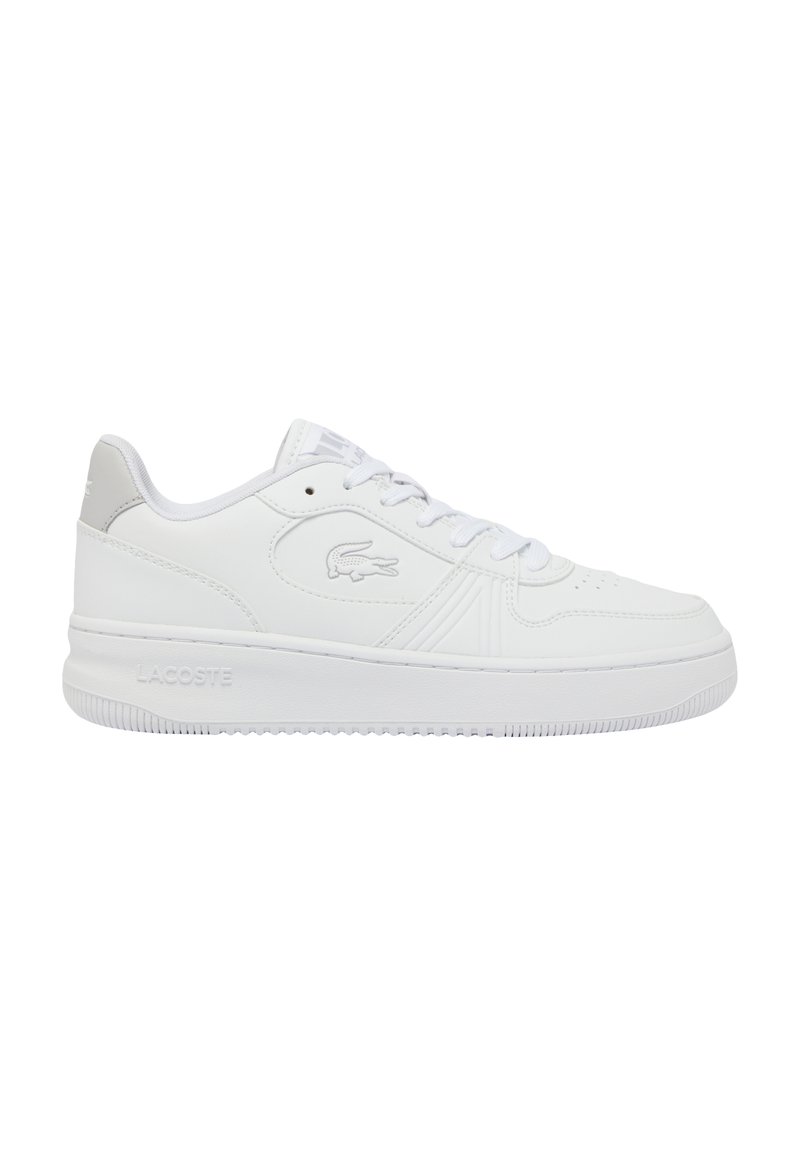 Valkoinen nahkainen tenniskenkä, jossa on sileä pinta, pyöristetty kärki, nauhakiinnitys ja hillityt harmaat yksityiskohdat kantapäässä. Lacoste-logo on kohokuvioitu.