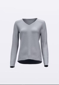 Svetlo sivi pulover z V-izrezom in dolgimi rokavi. Pletena tekstura, rebrasti manšeti in spodnji rob, nekoliko daljši zadnji rob.