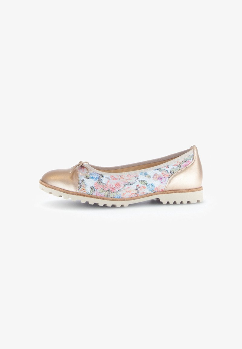 Ballerines avec un embout métallique doré et un léger motif floral sur fond blanc. Tige texturée ; semelle blanche flexible.
