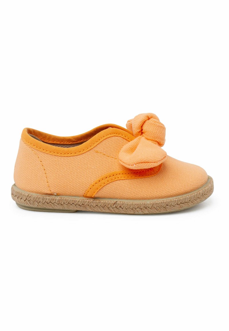 Scarpa slip-on in tela arancione con dettaglio a fiocco annodato, suola in juta e tomaia testurizzata. Presenta un design semplice e curvo con dettagli cuciti.