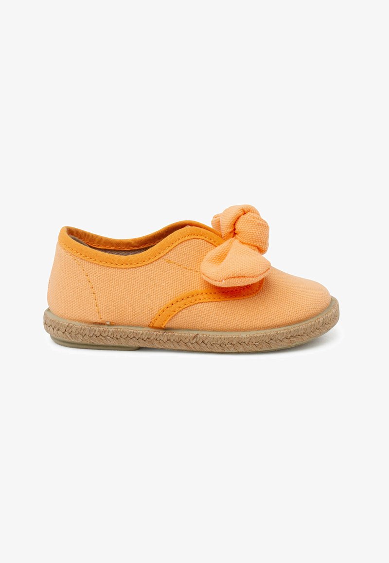 Orange Canvas-Slipper mit einer geknoteten Schleifendetail, Jutesohle und strukturiertem Obermaterial. Verfügt über ein einfaches, geschwungenes Design mit genähten Akzenten.