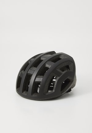 Čierna bicyklová prilba so štýlovým aerodynamickým dizajnom, vybavená veľkými ventilačnými otvormi a textúrovaným povrchom pre lepší prietok vzduchu a pohodlie.