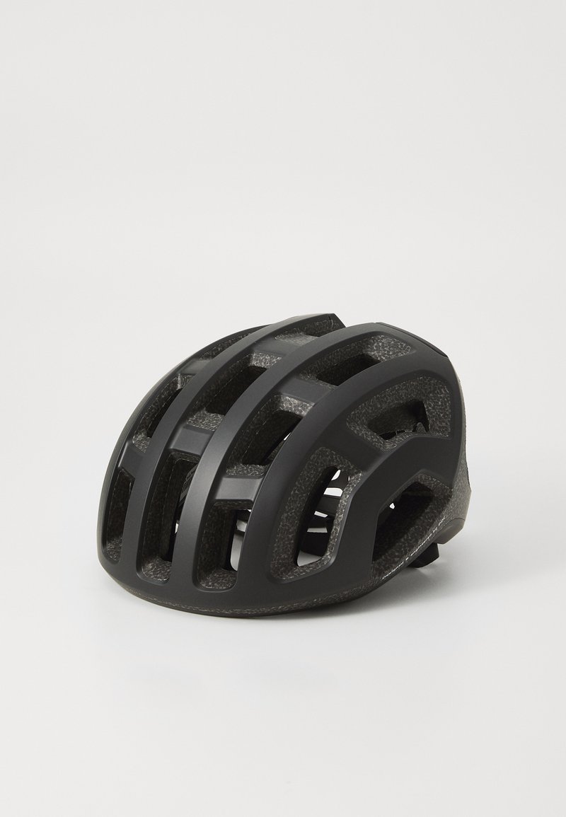 Schwarzer Fahrradhelm mit einem schlanken, aerodynamischen Design, ausgestattet mit großen Belüftungsöffnungen und einer strukturierten Oberfläche für verbesserten Luftstrom und Komfort.