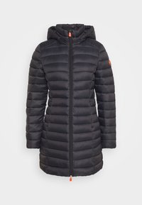 Schwarze Daunenjacke mit Kapuze, ausgestattet mit gesteppten Abschnitten, einem zentralen Reißverschluss und orangefarbenen Akzentdetails, die ein schlankes, isoliertes Design bieten.