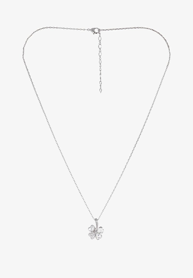 Collana in argento con ciondolo a forma di quadrifoglio e un piccolo cuore, decorata con cristalli trasparenti e chiusura regolabile.