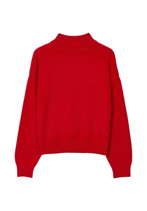 Roter, langärmliger, verkürzter Pullover mit geripptem hohen Kragen, Bündchen und Saum, auf einem weißen Hintergrund präsentiert.