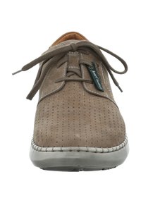 Beżowe skórzane buty z perforowaną cholewką, okrągłym noskiem, kontrastowym białym przeszyciem i szarym gumowym spodem. Sznurówki i metki w ciemniejszych odcieniach.