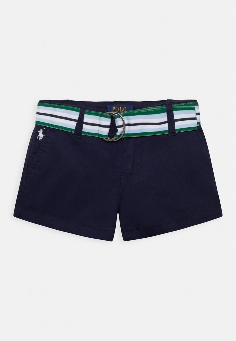 Shorts de color navy con un cinturón de rayas multicolores en verde, blanco y azul. Presenta una hebilla en D de color plata y un logotipo bordado en el lado izquierdo.