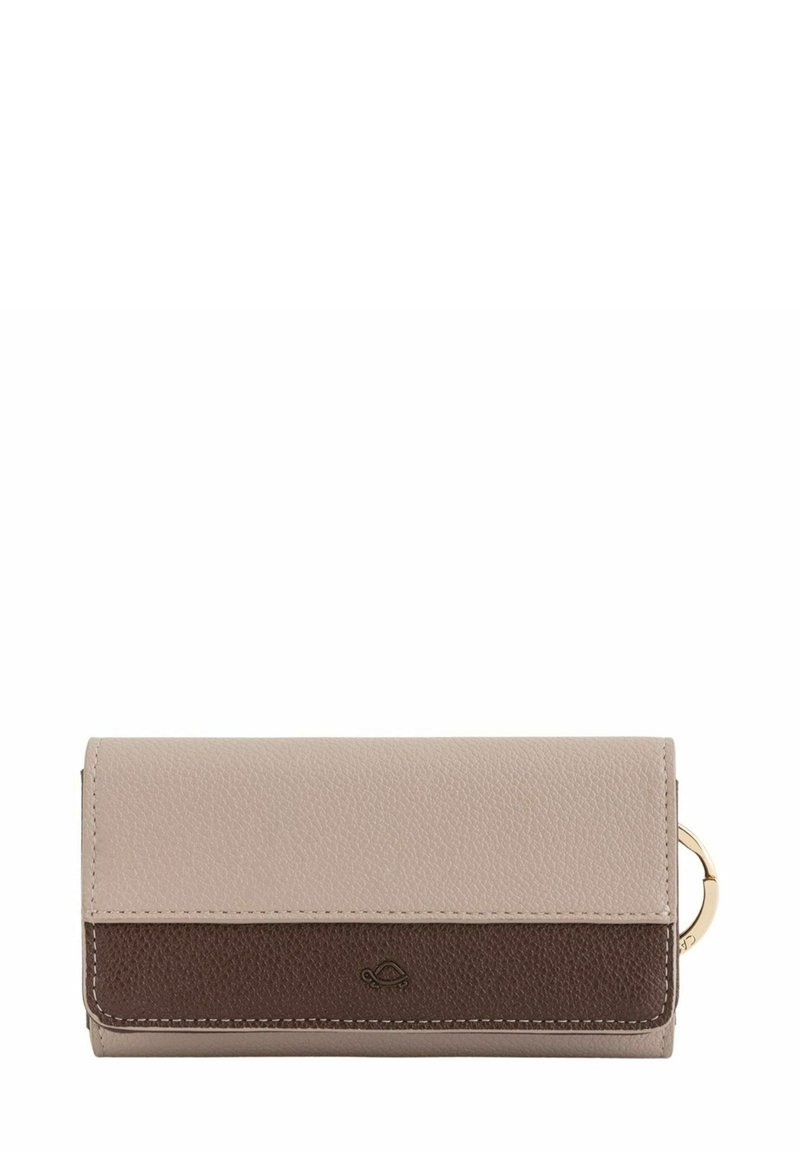 Portefeuille rectangulaire en cuir texturé beige et marron avec un accent en anneau doré. Présente des bords surpiqués et une finition lisse.