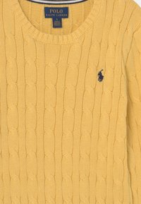 Polo Ralph Lauren CABLE KNIT COTTON SWEATER - Stickad tröja - campus yellow