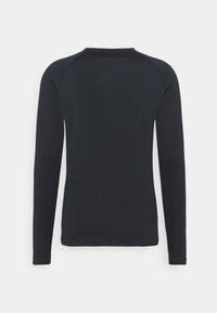Långärmad t-shirt i helsvart, tillverkad av mjukt tyg. Har en rundad halsringning och raglanärmar för en bekväm passform.
