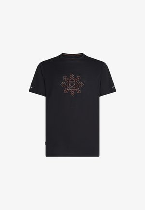 Zwarte t-shirt met korte mouwen met een geometrisch oranje ontwerp in het midden. Gemaakt van lichtgewicht materiaal met een ronde hals en een logo-detail aan de zijkant.