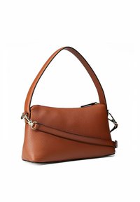 Bruine leren handtas met een gestructureerde afwerking, een gebogen handvat bovenaan en een afneembare schouderriem. Heeft zilverkleurige hardware accenten.