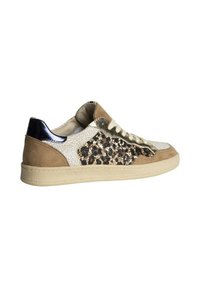 Zapatillas con un cuerpo de cuero blanco agrietado, acentos de ante beige, superposiciones metálicas doradas y un panel lateral de estampado de leopardo sobre una suela beige.
