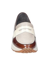 Mocasines de cuero marrón y beige con una textura suave, que presentan una banda blanca a lo largo del empeine y una suela de goma con un agarre estampado.