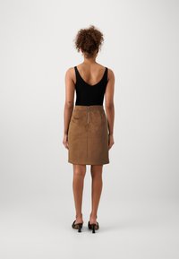 Vero Moda Tall VMDONNADINA SKIRT - Minijupe - cognac