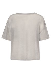 Top grigio chiaro a maniche corte realizzato in un tessuto testurizzato e leggermente lucido. Presenta un collo rotondo e una vestibilità ampia con spalle scese.