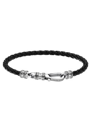 Czarna pleciona skórzana bransoletka z ozdobnym srebrnym zapięciem i wygrawerowanymi metalowymi pierścieniami po obu stronach.
